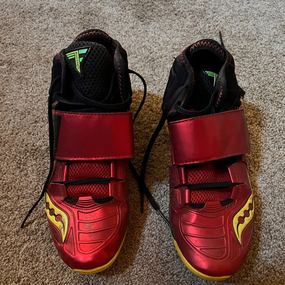 Saucony Javelin Shoes. Mens Size 6.